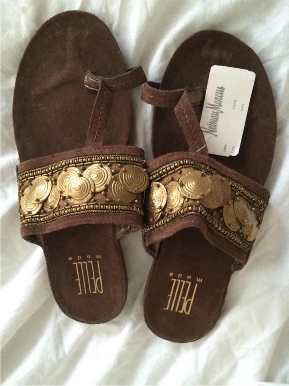 Neiman Marcus pelle moda Brown Suede Sandal with Gold Accent new Sz.6.5